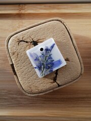 Белая подвеска с фиолетовым цветком