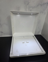 bolshaya-podarochnaya-korobka-dlya-kole-nabora-ukrashenij-s-podsvetkoj-s-beloj-podlozhkoj