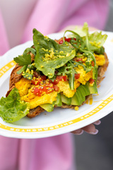 КРУАССАН-СКРЭМБЛ С АВОКАДО И ТОМАТАМИ new🌶️