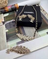 52317-kole-cepochka-chanel-s-podveskoj-pero