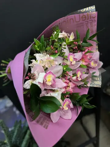 Букет с орхидеями