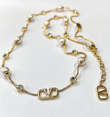 53231 - Колье-цепочкам с подвесками лого и жемчугом в стиле VALENTINO