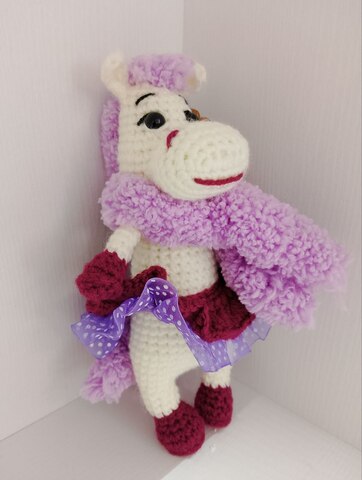 Лошадка в юбке и шарфе (17 см.)