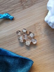 Подвеска или брелок с белыми цветочками