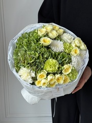 Букет из кустовых пионовивидных роз, лизиантуса, маттиолы, гортензии и диантусов