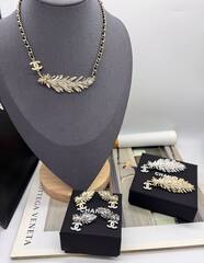 52317-kole-cepochka-chanel-s-podveskoj-pero