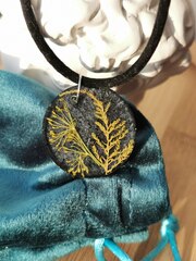 Черная круглая подвеска с туей и укропом