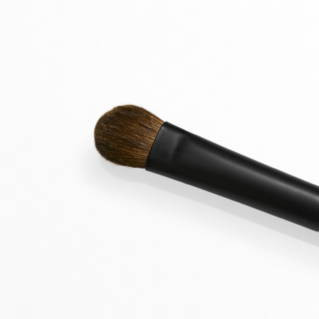 Кисть P03 для нанесения теней на верхнее веко плоская NEW/ Makeup Artist Brush P03 NEW