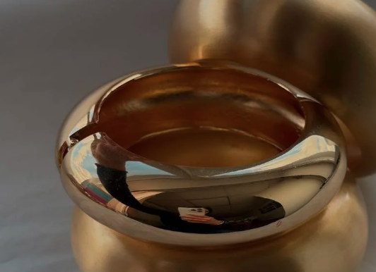 Браслет глянцевый круглой формы под золото