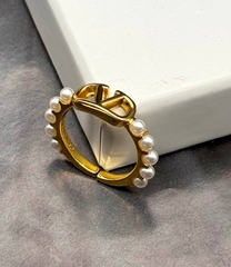 Кольцо тонкое Valentino из латуни в позолоте с жемчужинами