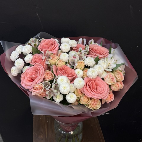 Букет из микса роз, альстромерий и сантини