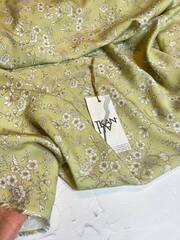 Плательно-блузочная вискоза с рисунком (100%вискоза, Нежно-фисташковый фон/белые мелкие цветы, 145, 150 гр/м2)