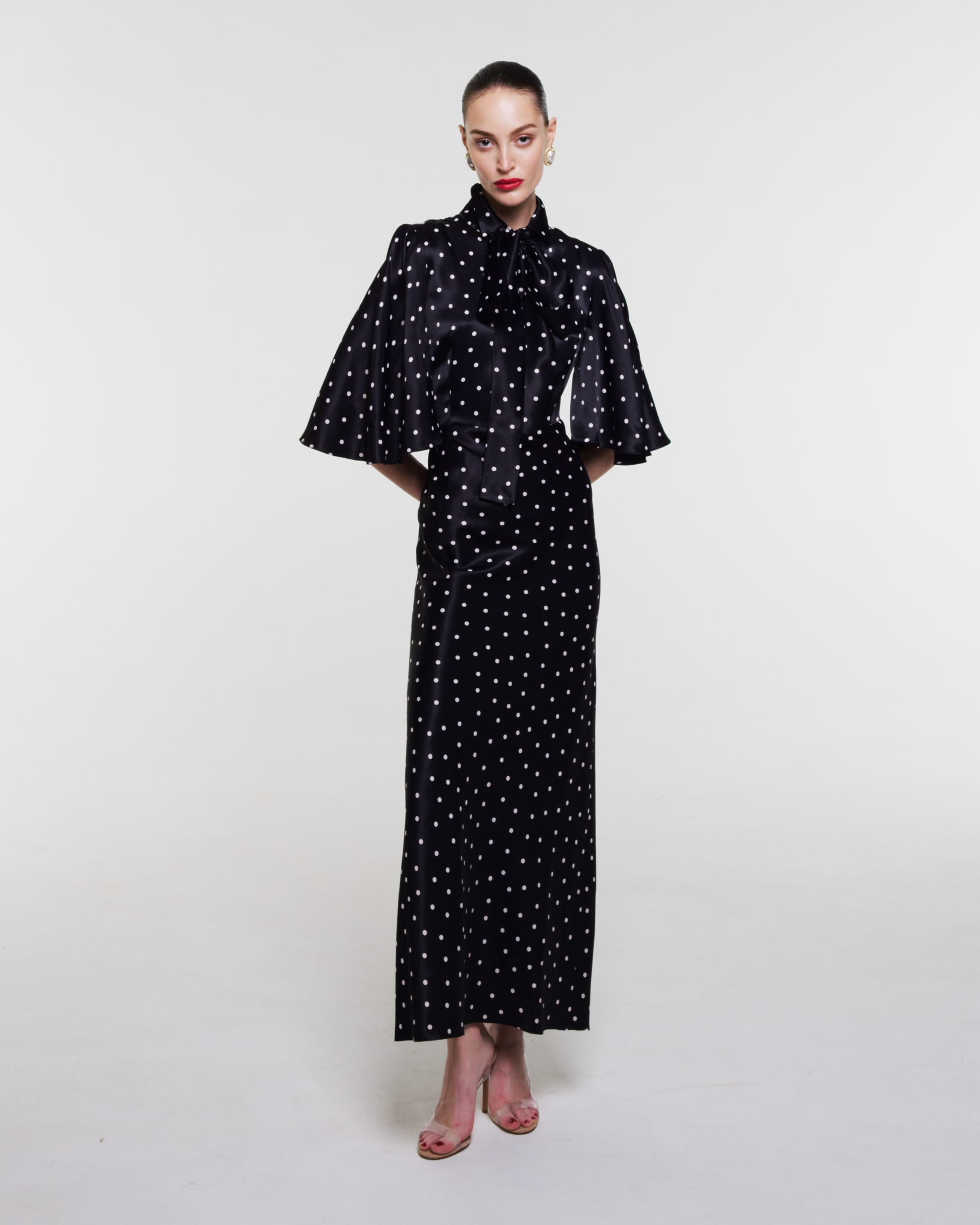 Платье в горох с рукавом фонарик