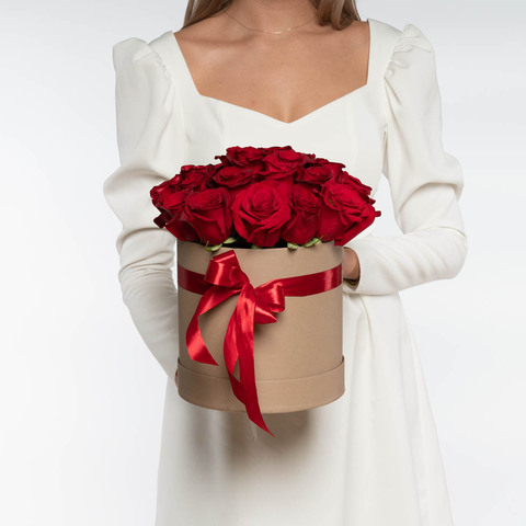 25 красных роз Фридом в коробке