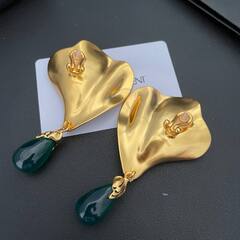 krupnye-sergi-klipsy-iz-latuni-s-zelyonoj-vstavkoj-ysl