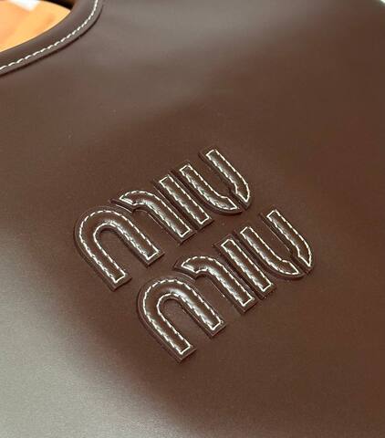 Cумка-тоут MIU MIU IVY с аппликацией логотипа тёмно-коричневый