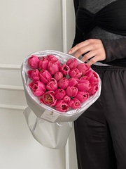 Букет из 25 ярко-розовых тюльпанов доступен к заказу с 3.03.2026