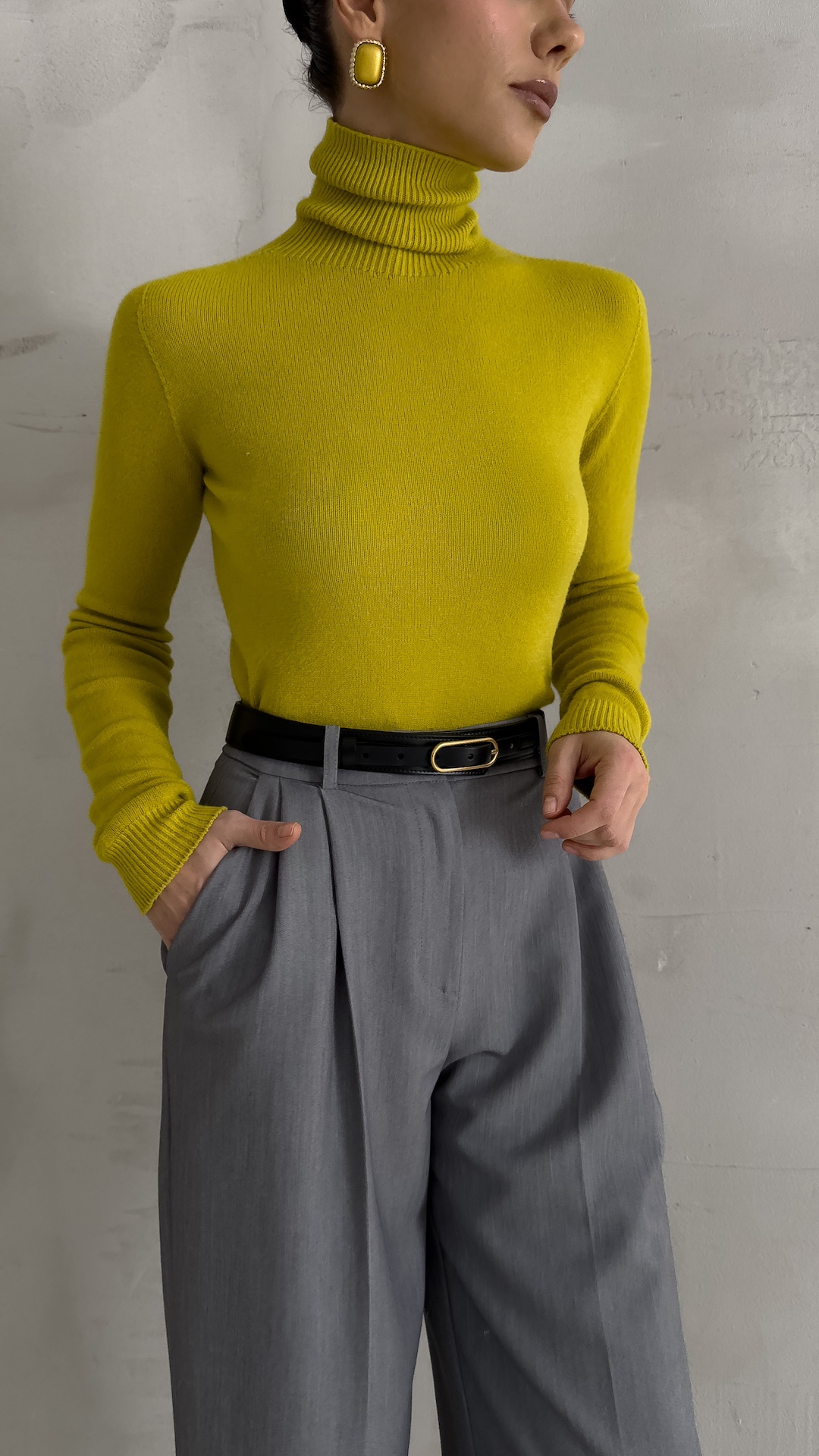 Брюки с умеренными защипами