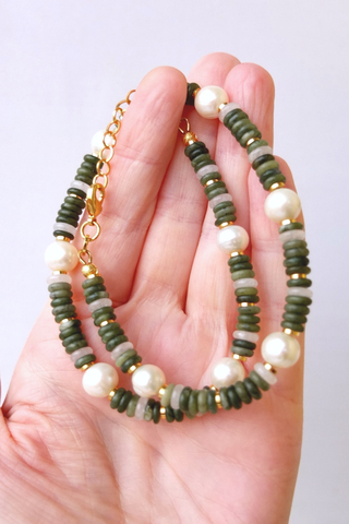 Ожерелье из пресноводного жемчуга и зелёного канадского нефрита, фурнитура с премиальным золочением