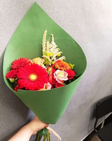 Букет из гербер и кустовых роз