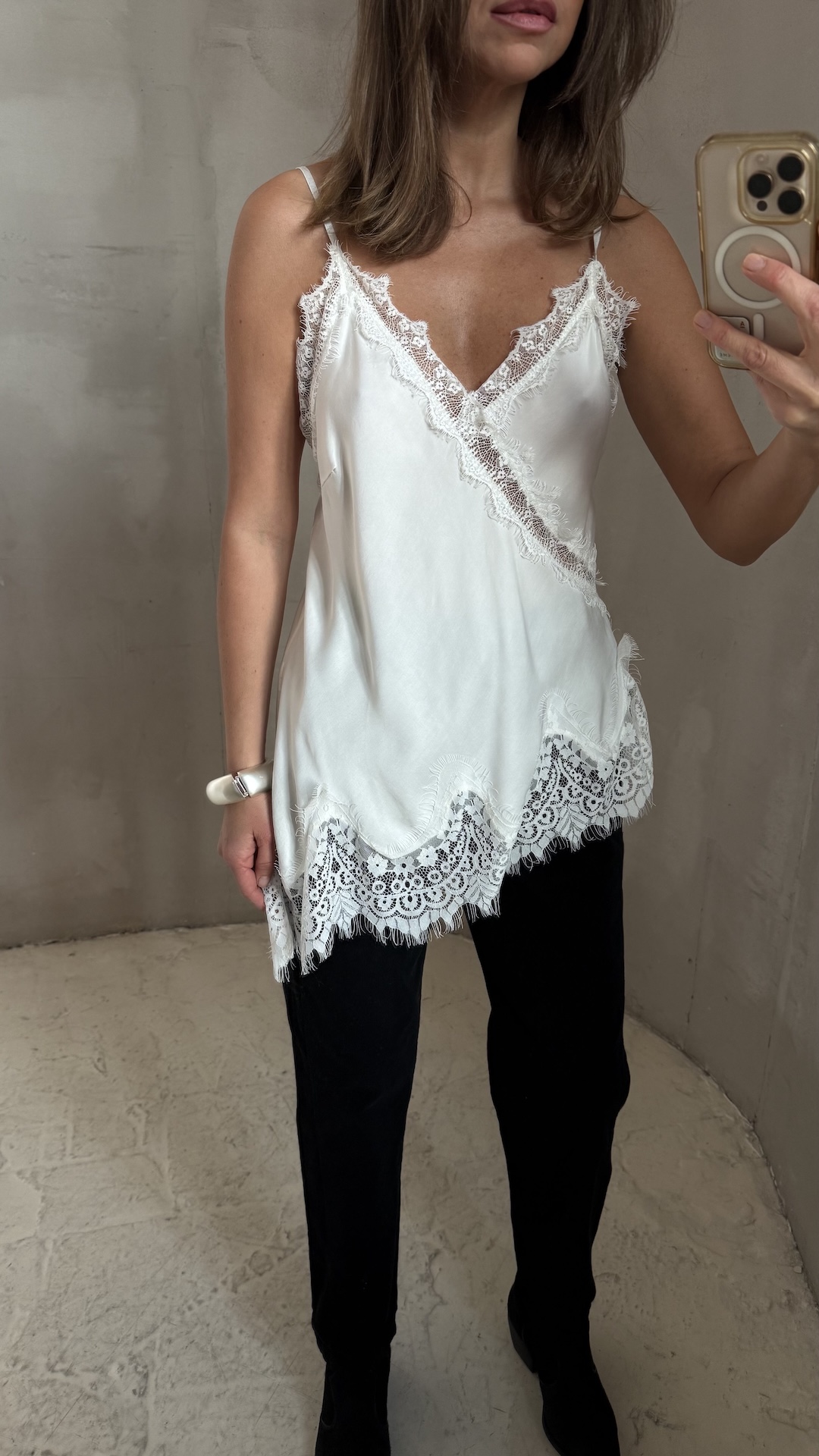 Топ с косым краем и широким кружевом