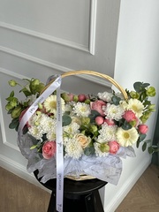 Сборная корзина из кустовых пионовидных роз, минигербер, хризантемы и хелеборуса