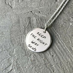 Медальон Keep the right way, глянцевый