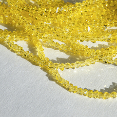 Хрустальные бусины в форме треугольника, оттенок "Желтый", 2,5*3мм