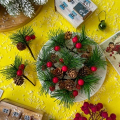 Еловая ветка с ягодами и шишками, еловая лапка искусственная, декор зимний 9 см, набор 10 шт