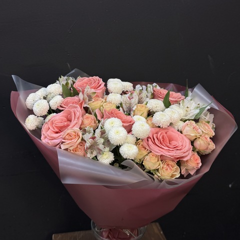 Букет из микса роз, альстромерий и сантини