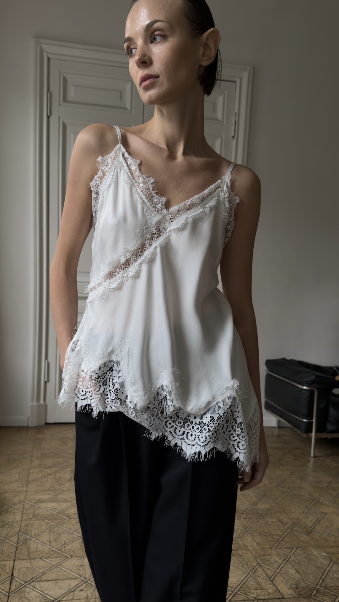 Топ с косым краем и широким кружевом