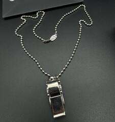 kole-cepochka-s-podveskoj-svistok-v-stilistike-chrome-hearts