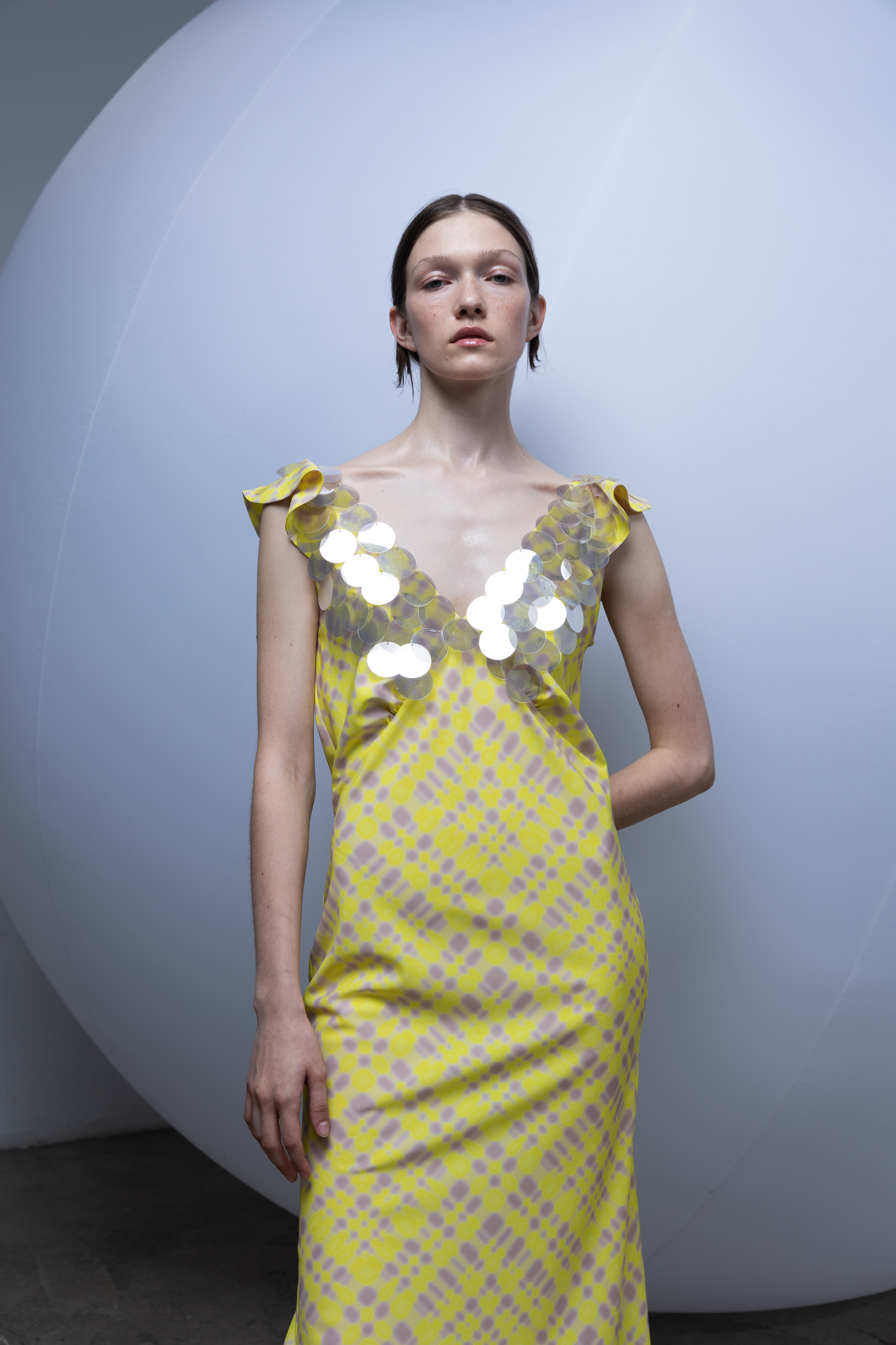 Платье желтое с пайетками