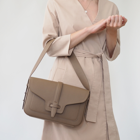 Сумка Universel с двумя плечевыми ремнями из кожи теленка, цвета латте