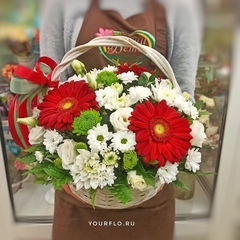Корзина с герберами