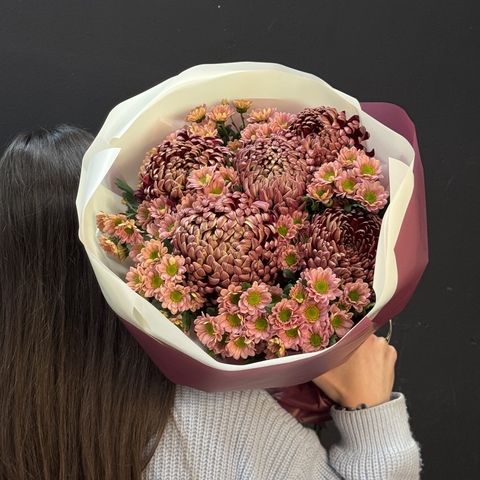 Букет из хризантемы бигуди и веточек сантини