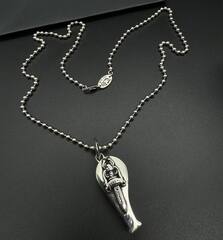 kole-cepochka-s-podveskoj-svistok-v-stilistike-chrome-hearts