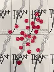 Пуговица пластиковая двухпрокольная (пластик, Ярко-розовый, 10)