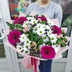 Авторский букет с герберами и хризантемами