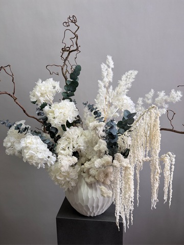 Композиция в кашпо Банксия