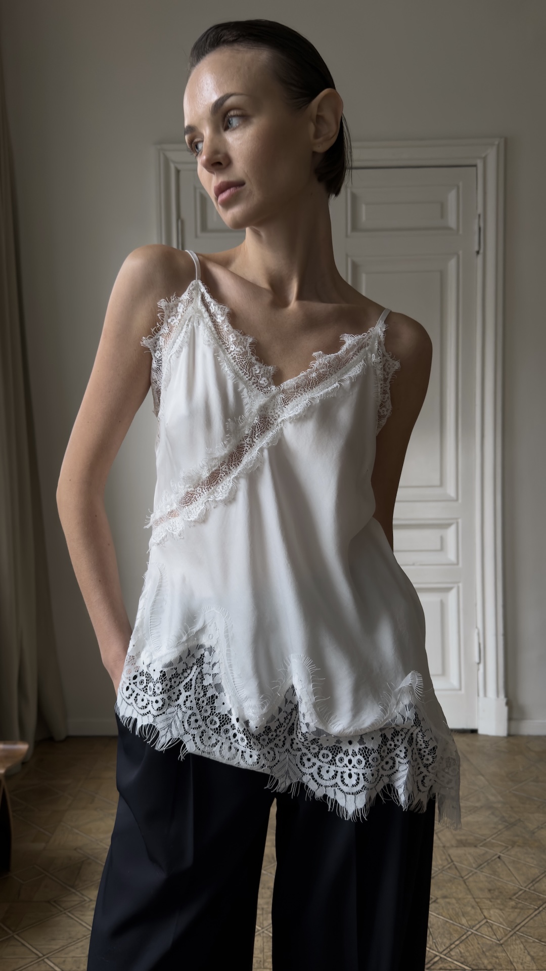 Топ с косым краем и широким кружевом