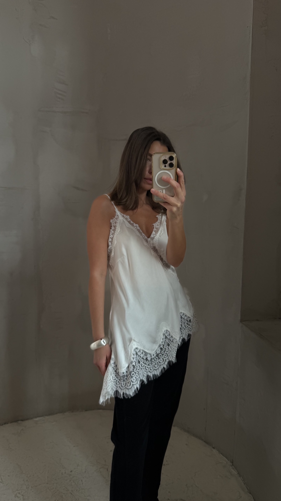 Топ с косым краем и широким кружевом