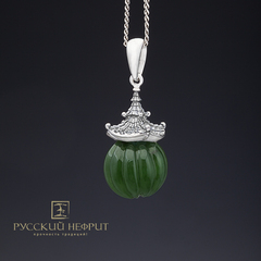 Кулон из зелёного камня
