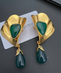 krupnye-sergi-klipsy-iz-latuni-s-zelyonoj-vstavkoj-ysl