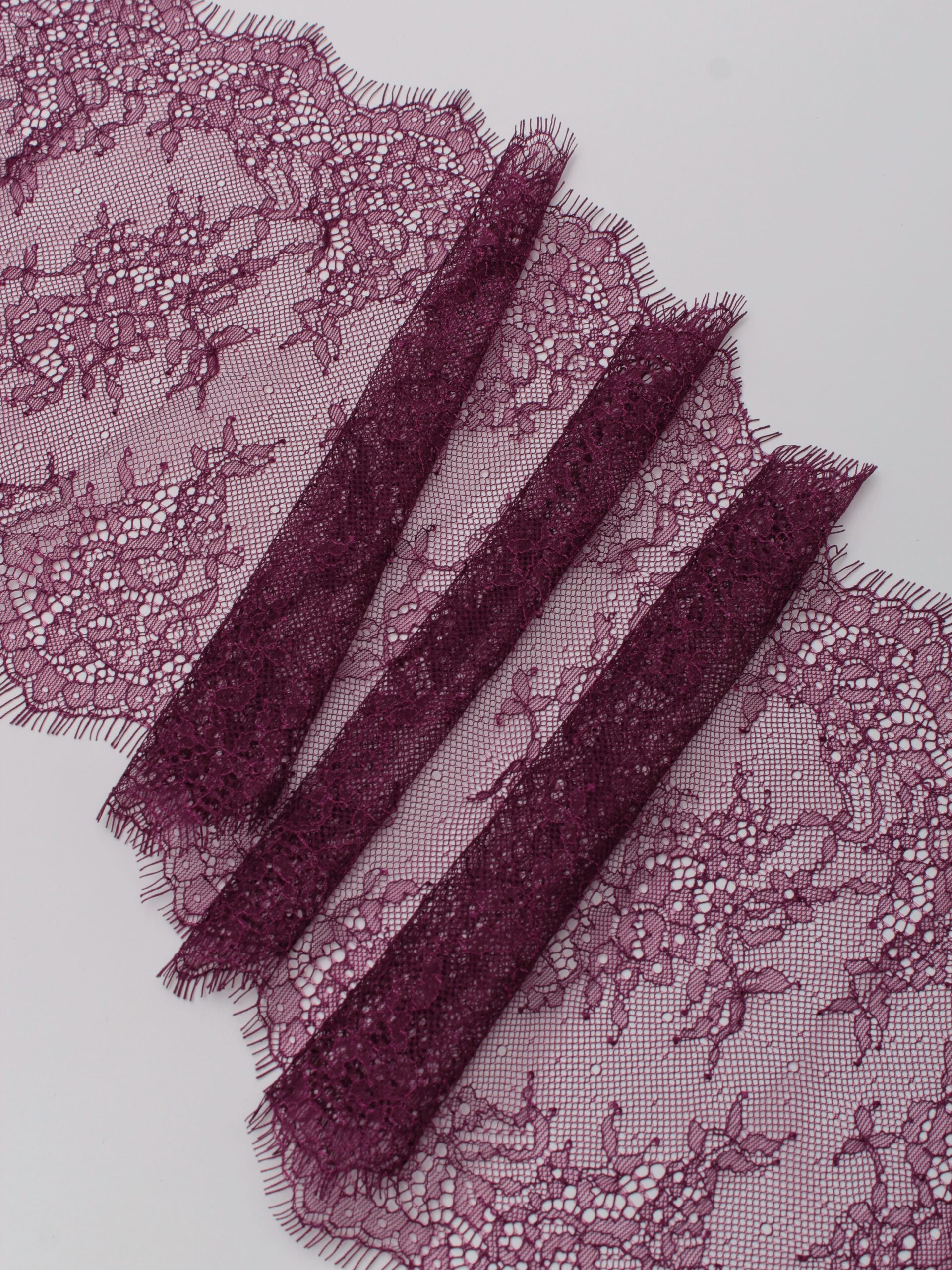 Кружево шантильи слива неэластичное ширина 22 см длина 1.45 м