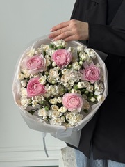 Букет из ранункулюсов и кустовых диантусов