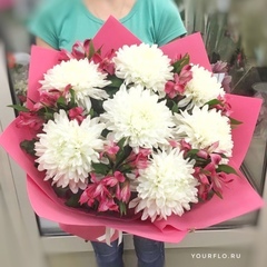 Авторский букет с хризантемами сорта "Антонов" и альстромериями