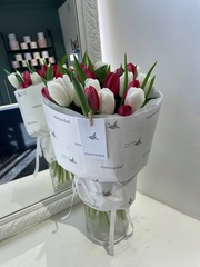Букет из 25 классических белых и красных тюльпанов доступен к заказу с 3.03.2026