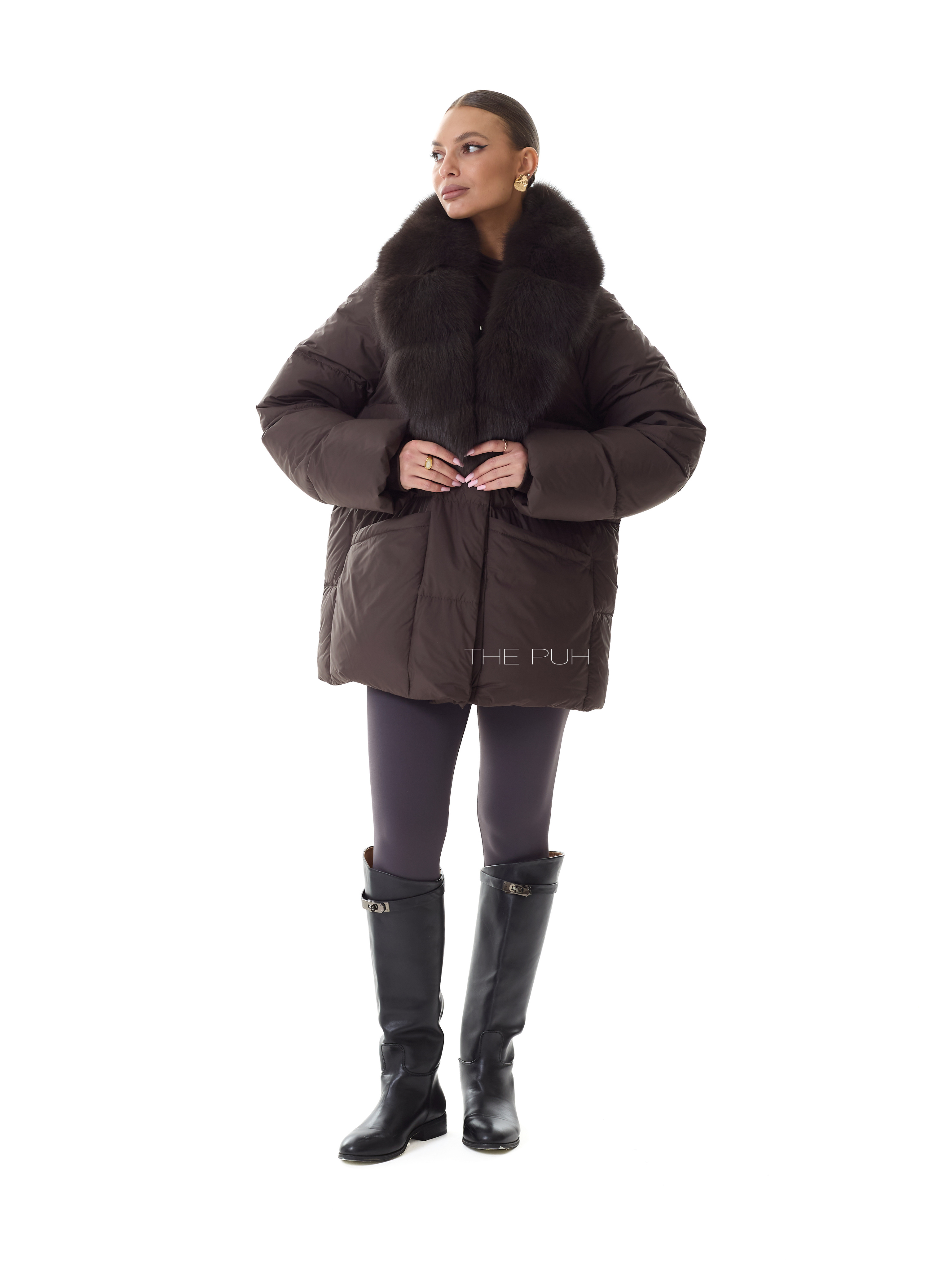 Шоколадный удлиненный пуховик с поясом и меховым воротником