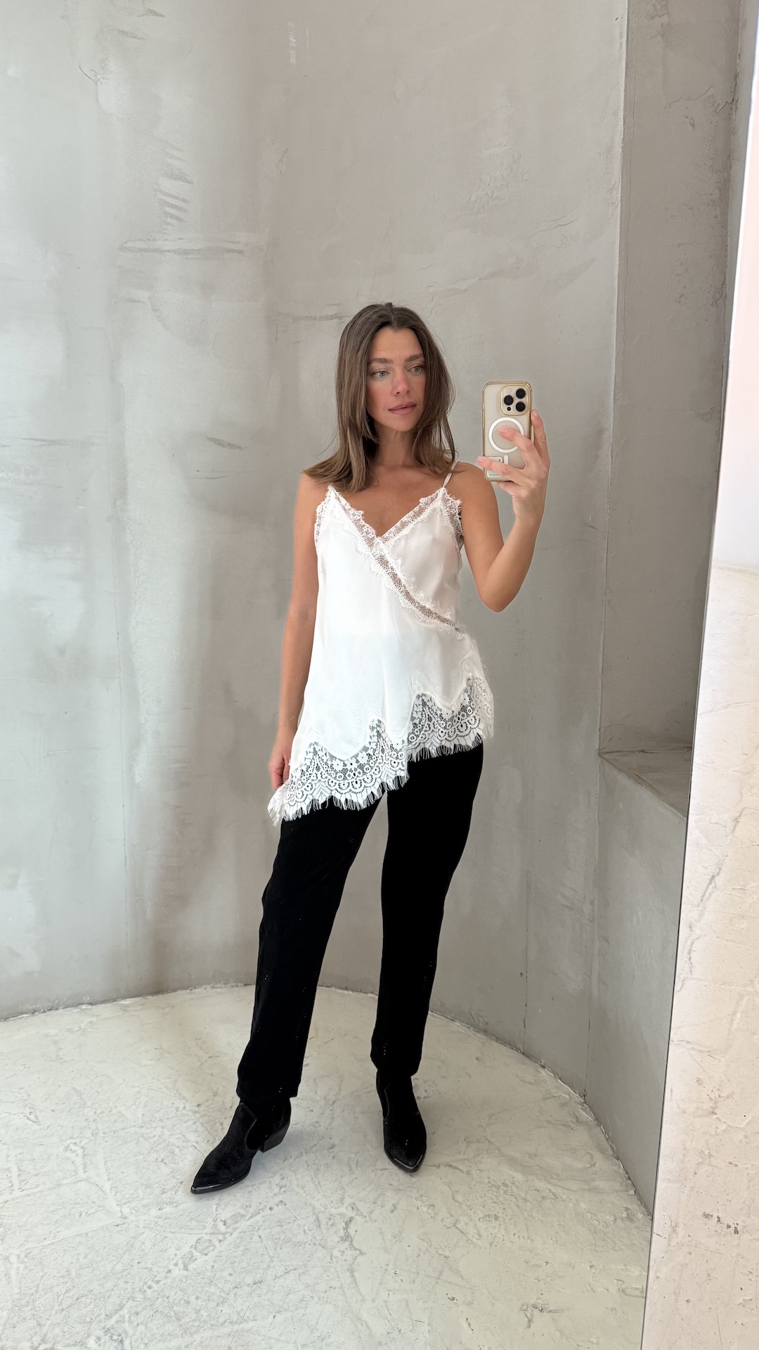 Топ с косым краем и широким кружевом